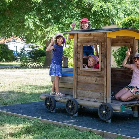 Mobil Confortable Avec Rampe D'acces - 4 Personnes - Api-1-52-921 * Groléjac