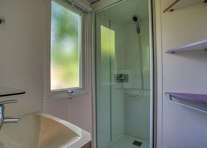 Camping Mobil Confortable Avec Rampe D'acces - 4 Personnes - Api-1-52-921 *
