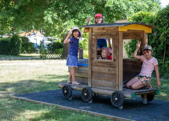 Mobil Confortable Avec Rampe D'acces - 4 Personnes - Api-1-52-921 * Groléjac